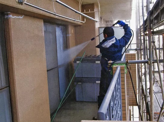 茅ヶ崎のリフォーム会社神和ホームの外壁高圧洗浄の作業風景